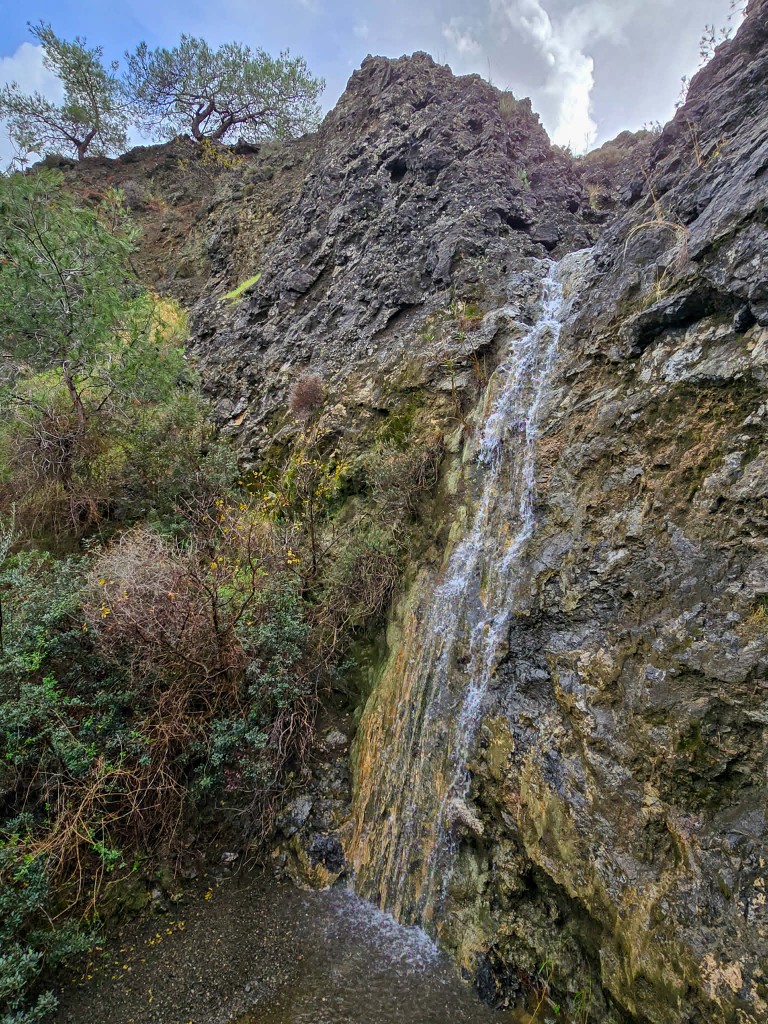Ο καταρράκτης του Μαυρόνερου κοντά στο Σταυροβούνι