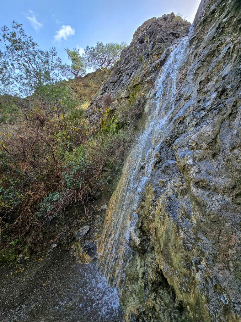 Ο καταρράκτης του Μαυρόνερου κοντά στο Σταυροβούνι