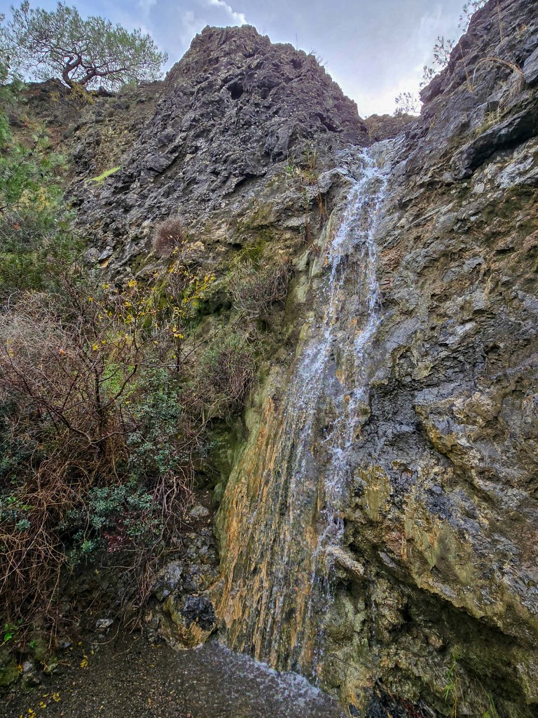 Ο καταρράκτης του Μαυρόνερου κοντά στο Σταυροβούνι