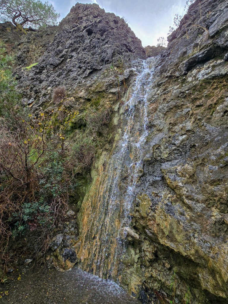 Ο καταρράκτης του Μαυρόνερου κοντά στο Σταυροβούνι
