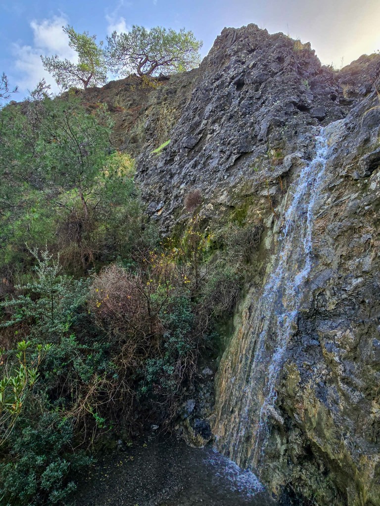 Ο καταρράκτης του Μαυρόνερου κοντά στο Σταυροβούνι
