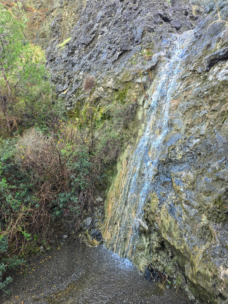 Ο καταρράκτης του Μαυρόνερου κοντά στο Σταυροβούνι