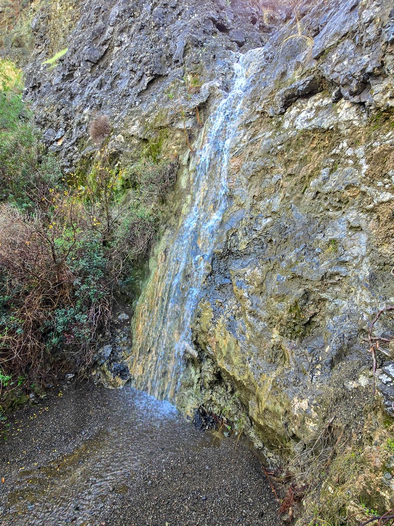 Ο καταρράκτης του Μαυρόνερου κοντά στο Σταυροβούνι