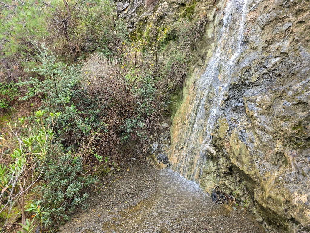 Ο καταρράκτης του Μαυρόνερου κοντά στο Σταυροβούνι
