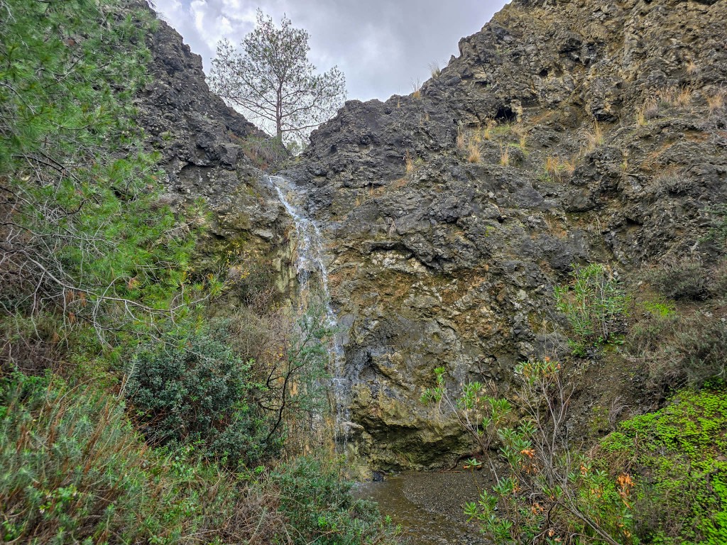 Ο καταρράκτης του Μαυρόνερου κοντά στο Σταυροβούνι