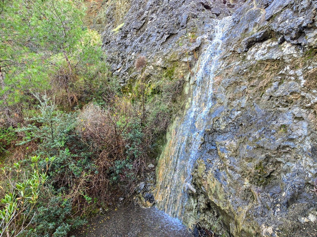 Ο καταρράκτης του Μαυρόνερου κοντά στο Σταυροβούνι