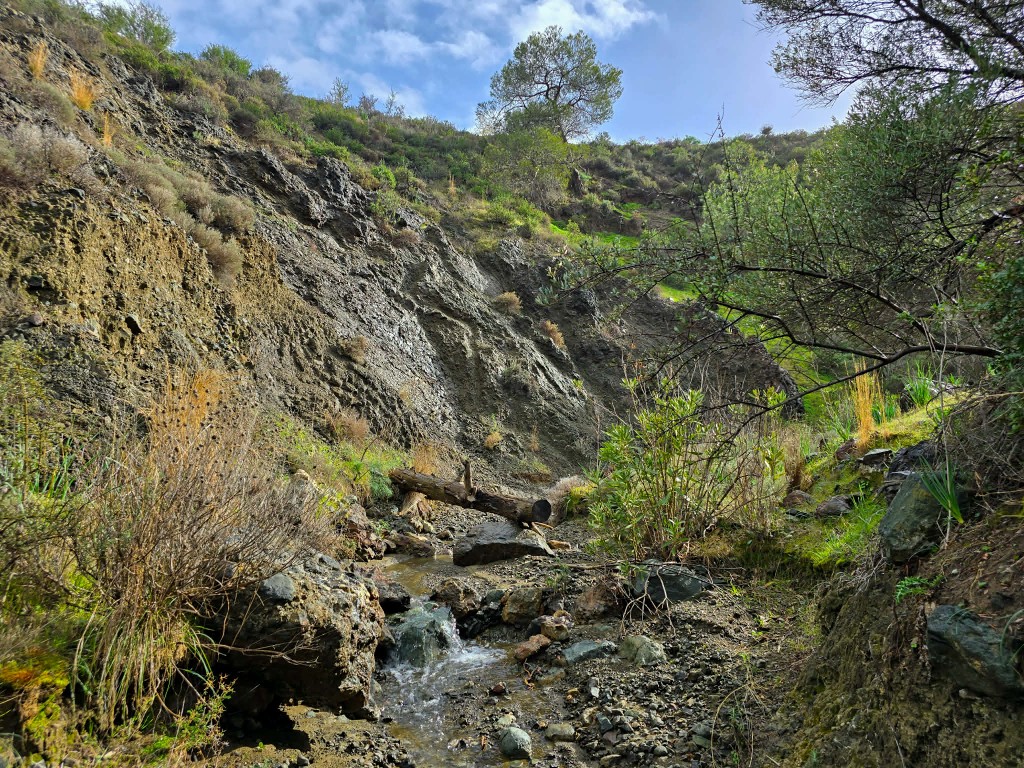 Ο καταρράκτης του Μαυρόνερου κοντά στο Σταυροβούνι
