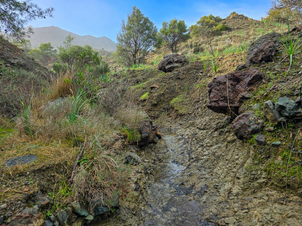 Ο καταρράκτης του Μαυρόνερου κοντά στο Σταυροβούνι