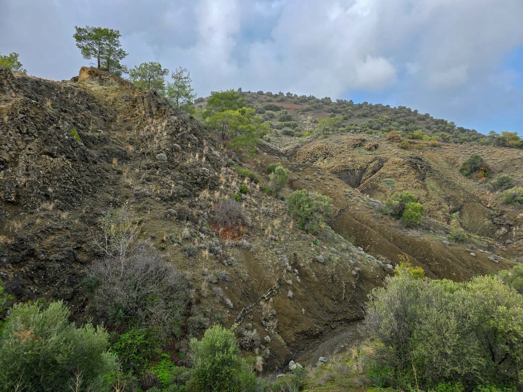 Ο καταρράκτης του Μαυρόνερου κοντά στο Σταυροβούνι