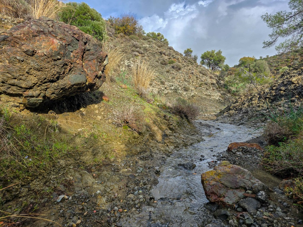 Ο καταρράκτης του Μαυρόνερου κοντά στο Σταυροβούνι