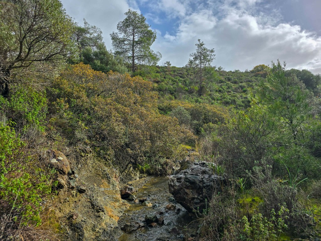 Ο καταρράκτης του Μαυρόνερου κοντά στο Σταυροβούνι