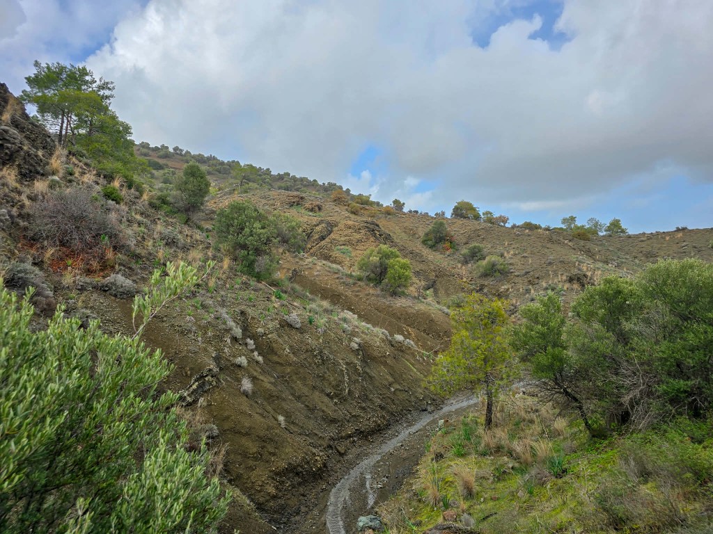 Ο καταρράκτης του Μαυρόνερου κοντά στο Σταυροβούνι