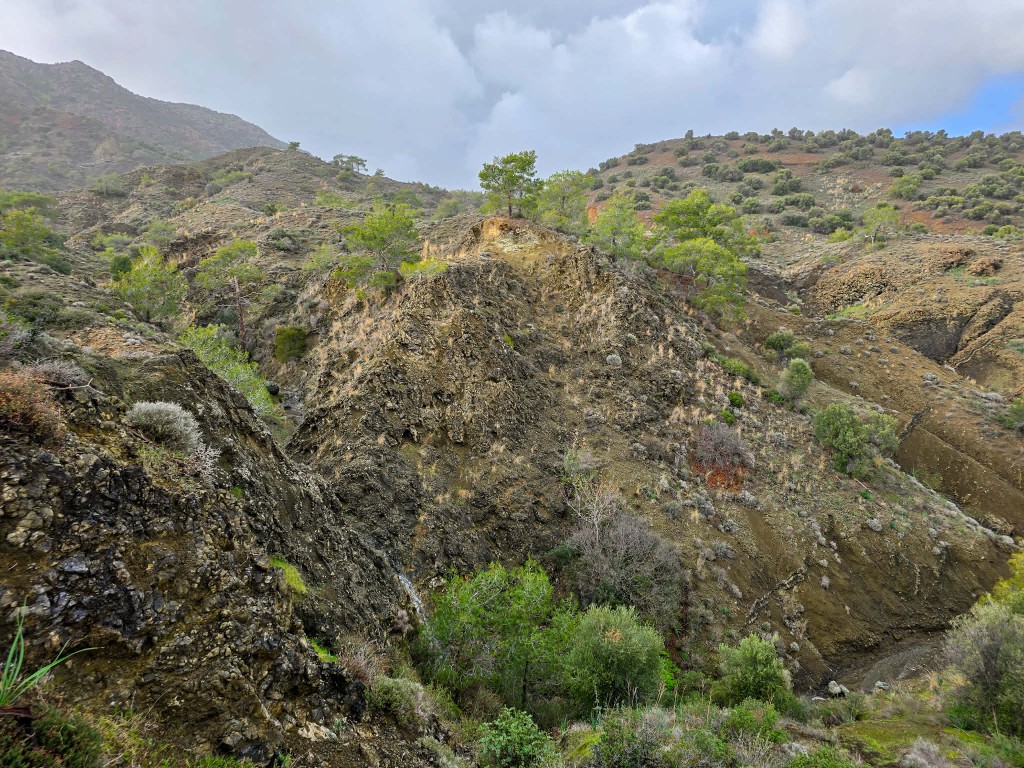 Ο καταρράκτης του Μαυρόνερου κοντά στο Σταυροβούνι