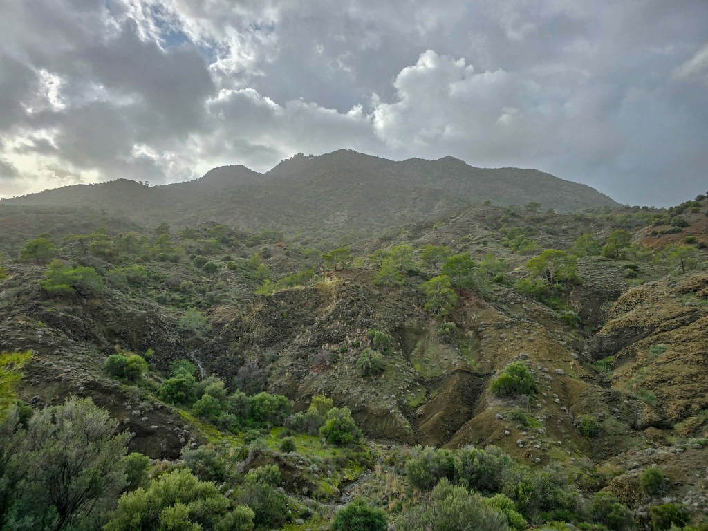 Ο καταρράκτης του Μαυρόνερου κοντά στο Σταυροβούνι