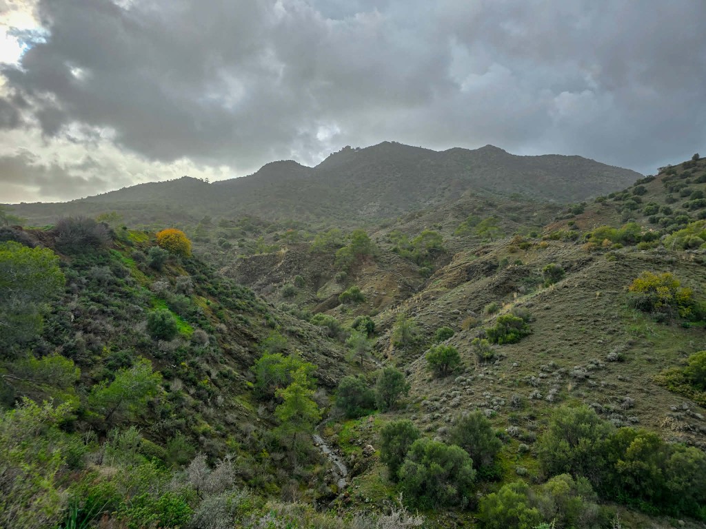 Ο καταρράκτης του Μαυρόνερου κοντά στο Σταυροβούνι