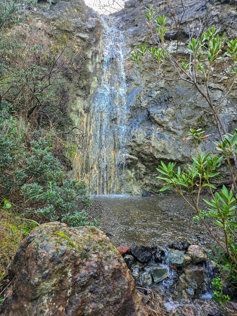 Ο καταρράκτης του Μαυρόνερου κοντά στο Σταυροβούνι