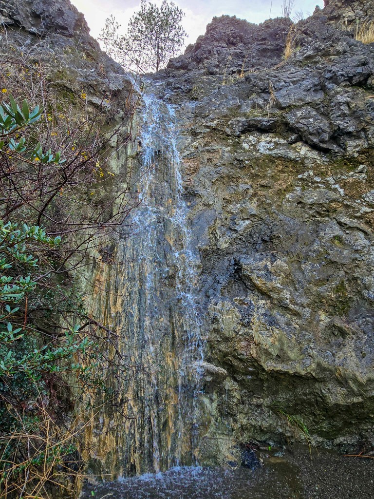 Ο καταρράκτης του Μαυρόνερου κοντά στο Σταυροβούνι