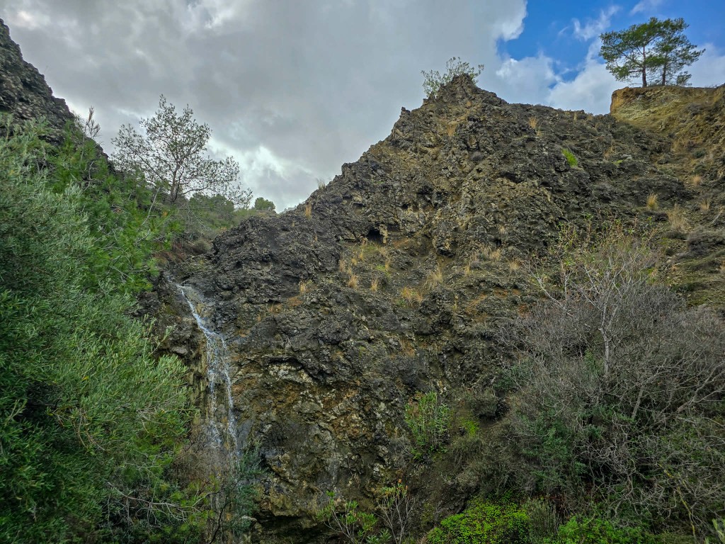 Ο καταρράκτης του Μαυρόνερου κοντά στο Σταυροβούνι