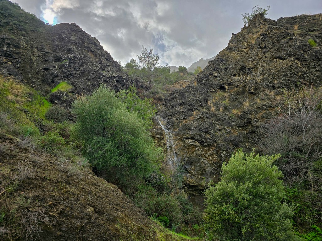 Ο καταρράκτης του Μαυρόνερου κοντά στο Σταυροβούνι
