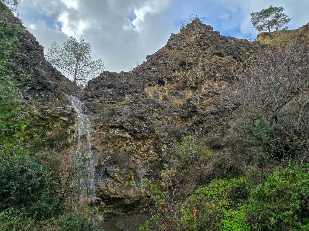 Ο καταρράκτης του Μαυρόνερου κοντά στο Σταυροβούνι