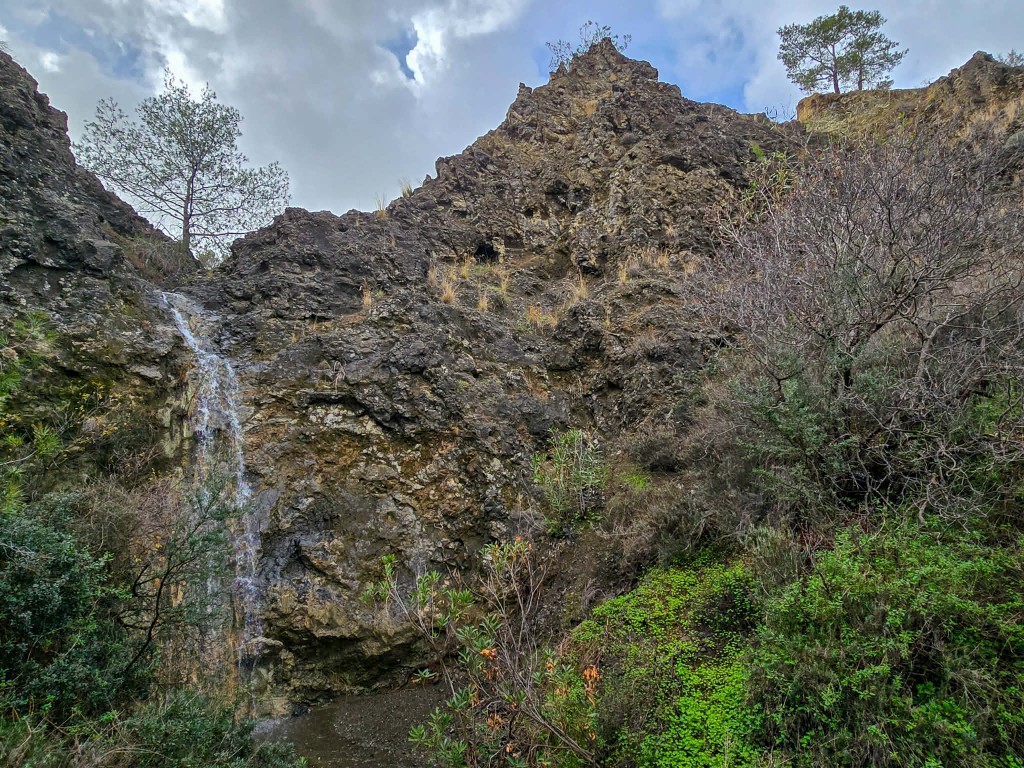 Ο καταρράκτης του Μαυρόνερου κοντά στο Σταυροβούνι