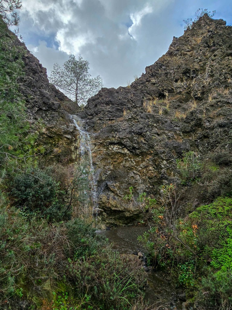 Ο καταρράκτης του Μαυρόνερου κοντά στο Σταυροβούνι