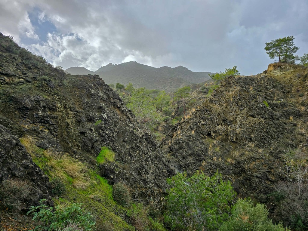 Ο καταρράκτης του Μαυρόνερου κοντά στο Σταυροβούνι