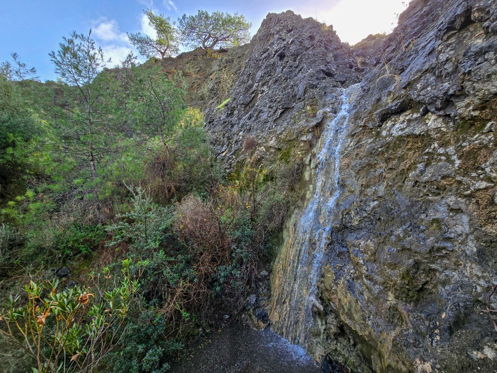 Ο καταρράκτης του Μαυρόνερου κοντά στο Σταυροβούνι