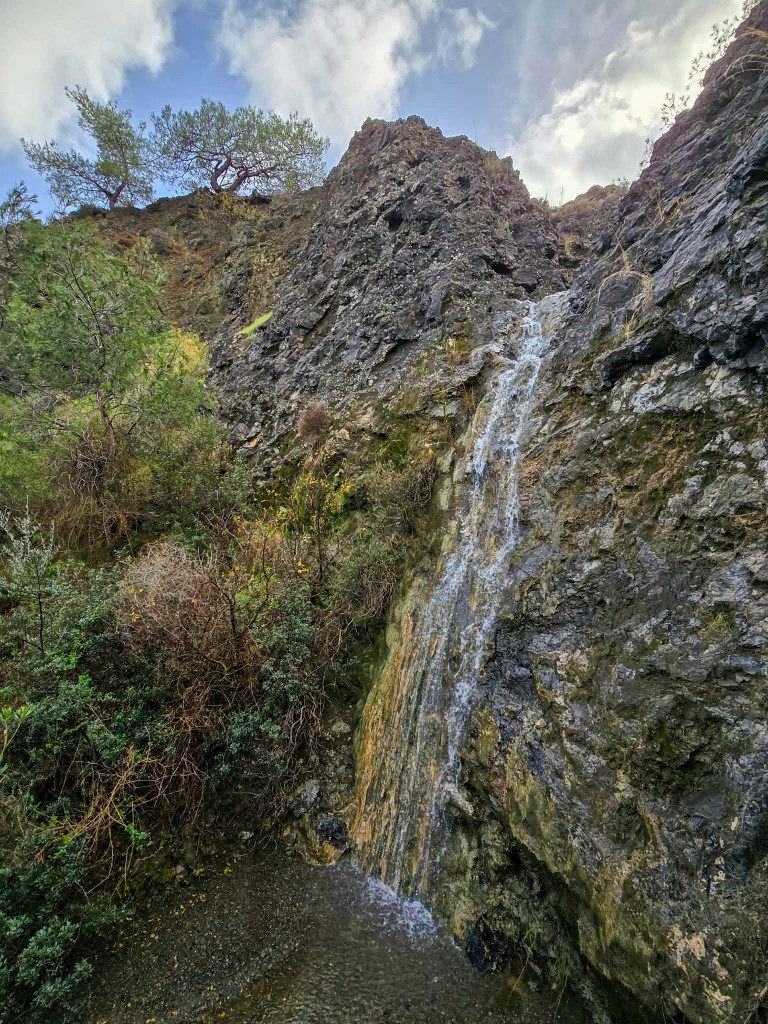 Ο καταρράκτης του Μαυρόνερου κοντά στο Σταυροβούνι